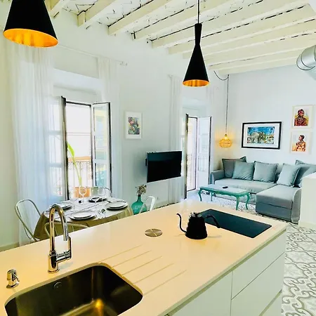 Modern In The Centre, La Alameda Appartement